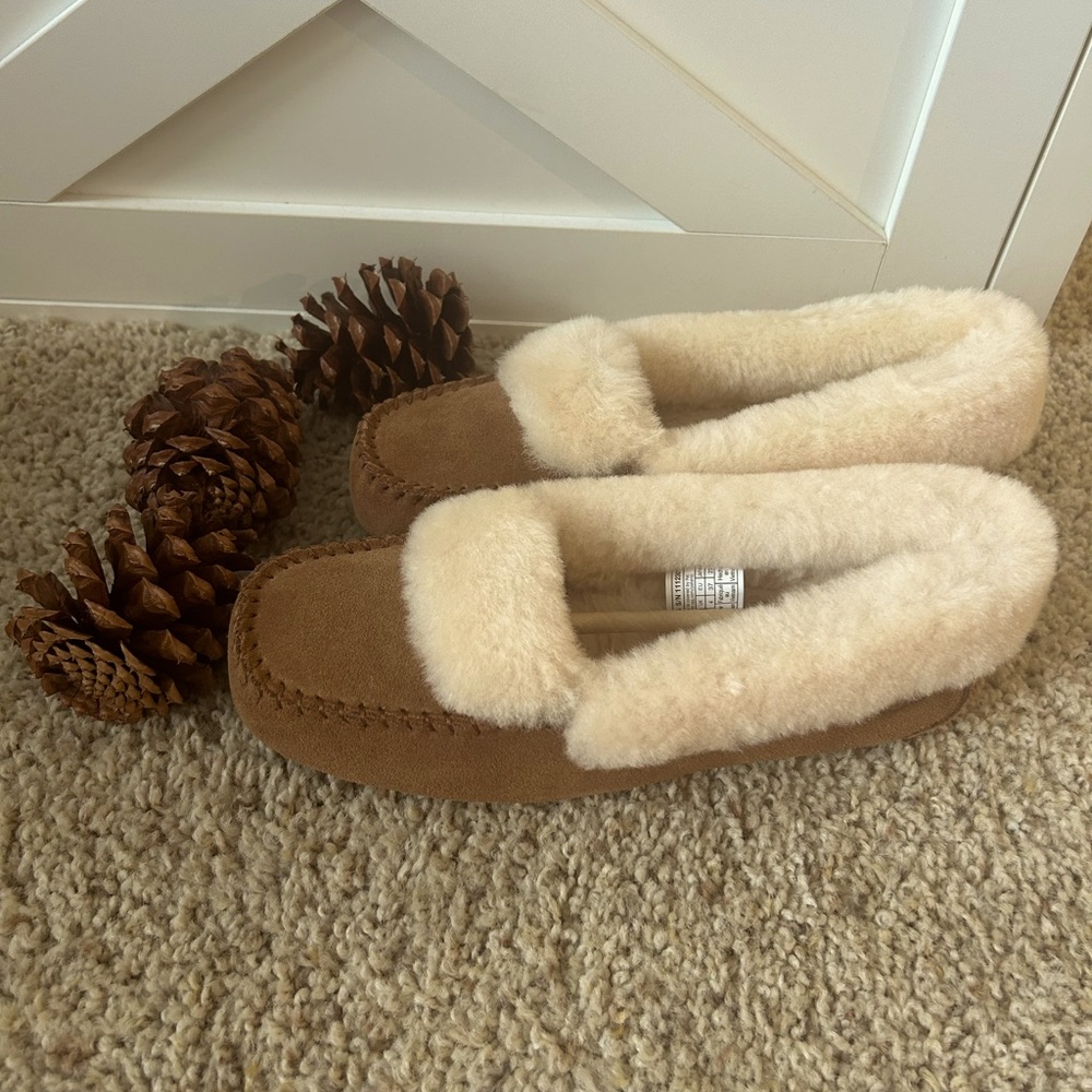 Brand NEW WITHOUT BOX UGG Dakota Spill Seam Slippers 
Sz 6 in women chesnut
